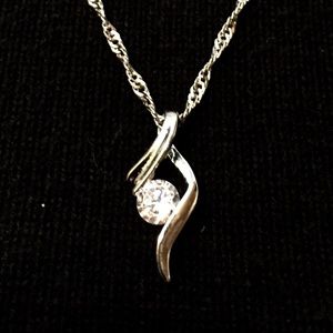NWOT Beautiful Silver Necklace (free gift pouch)